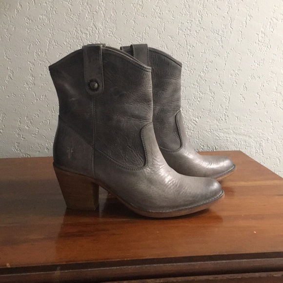 Frye Women's Jackie Button Short, sz 7 - Picture 7 of 7